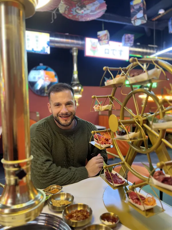 Carlos Loureiro em restaurante japonês